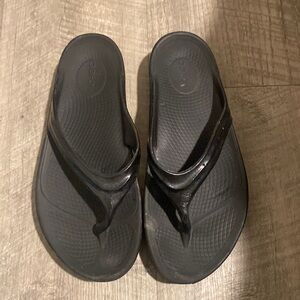 Oofos black flip flop 11
